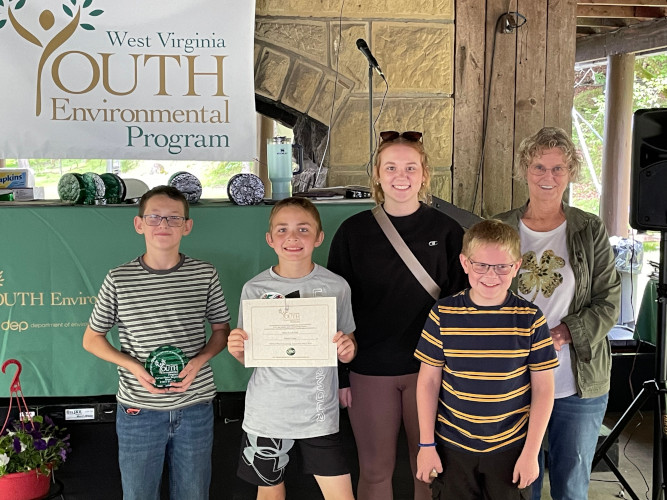 Members of the Busy 4's 4-H Club out of Mason County, pose a group photo with their club leader.